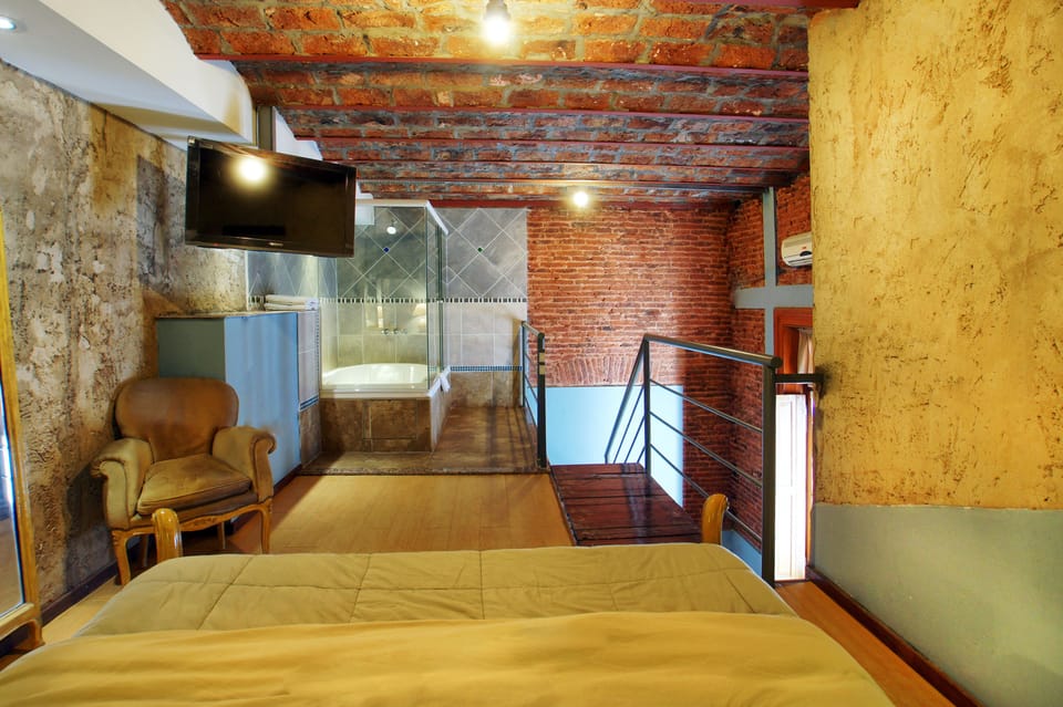Suite | Desk, soundproofing, free WiFi, bed sheets