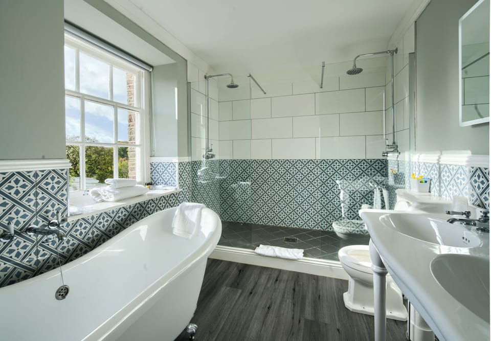 Master Suite | Bathroom | Combined shower/tub, rainfall showerhead, hair dryer, towels