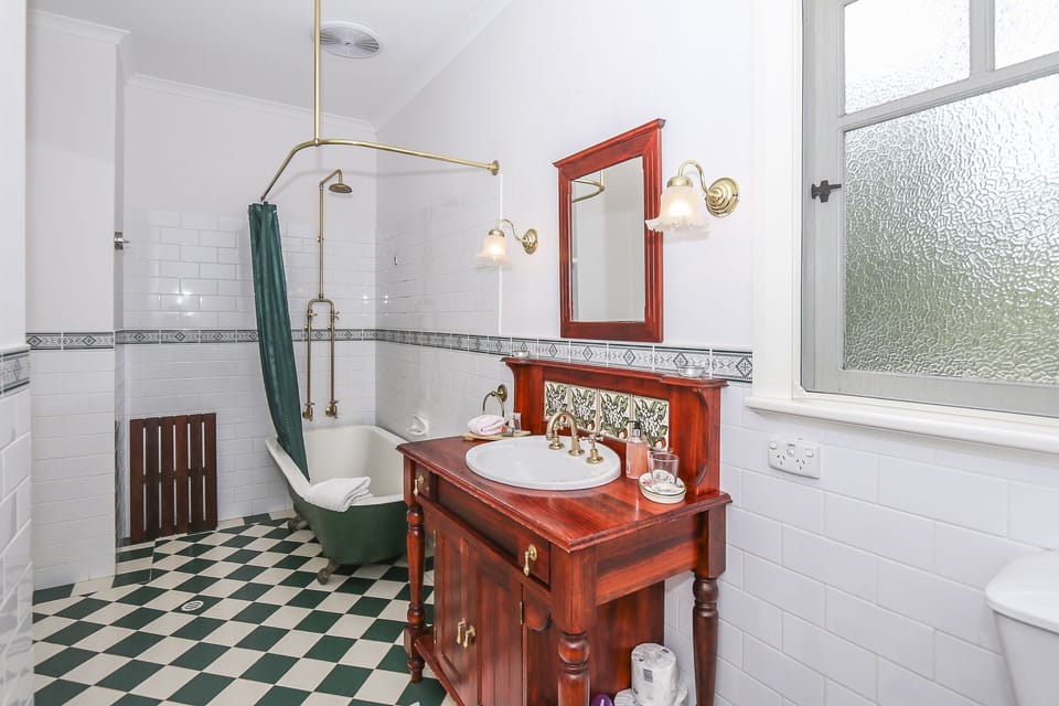 The Green Suite & cooked gourmet breakfast- King bed with ensuite with claw foot bath | Bathroom | Hair dryer, towels