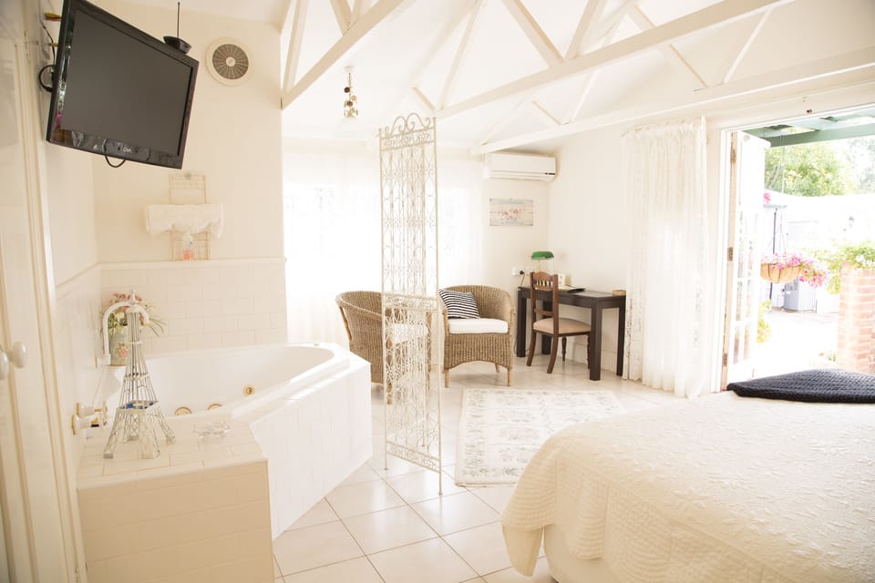 The Summer House & cooked gourmet breakfast- King bed with ensuite and 2 person Spa | 1 bedroom, premium bedding, down comforters, Select Comfort beds