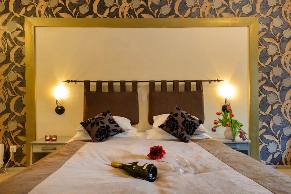 Junior Suite with SPA Bath | Minibar, in-room safe, desk, rollaway beds
