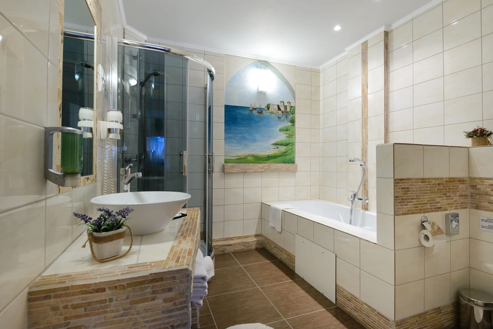 Deluxe Family Room | Bathroom | Free toiletries, hair dryer, towels