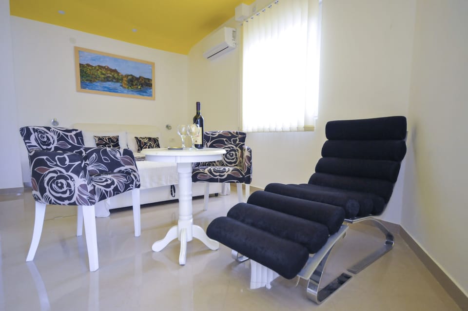 Comfort Studio, Sea View | Minibar, in-room safe, individually decorated, individually furnished