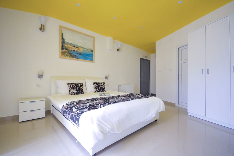 Comfort Studio, Sea View | Minibar, in-room safe, individually decorated, individually furnished