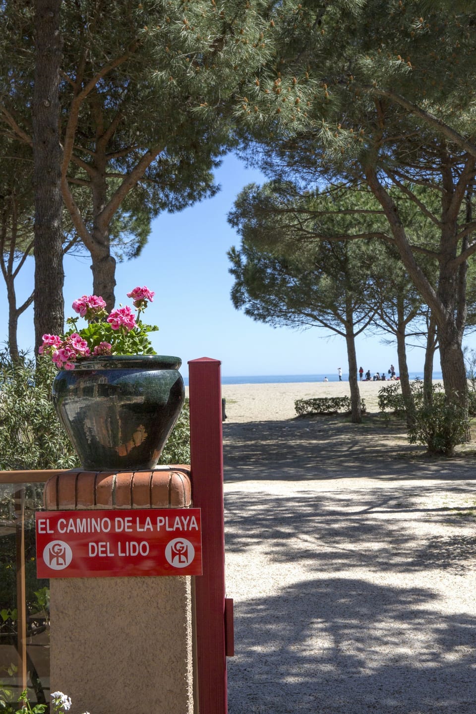 Private beach, sun loungers, beach umbrellas, beach towels