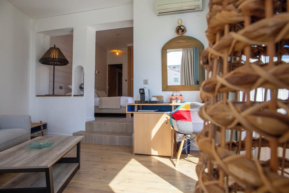 Junior suite panoramic view | Minibar, in-room safe, WiFi (free), bed sheets