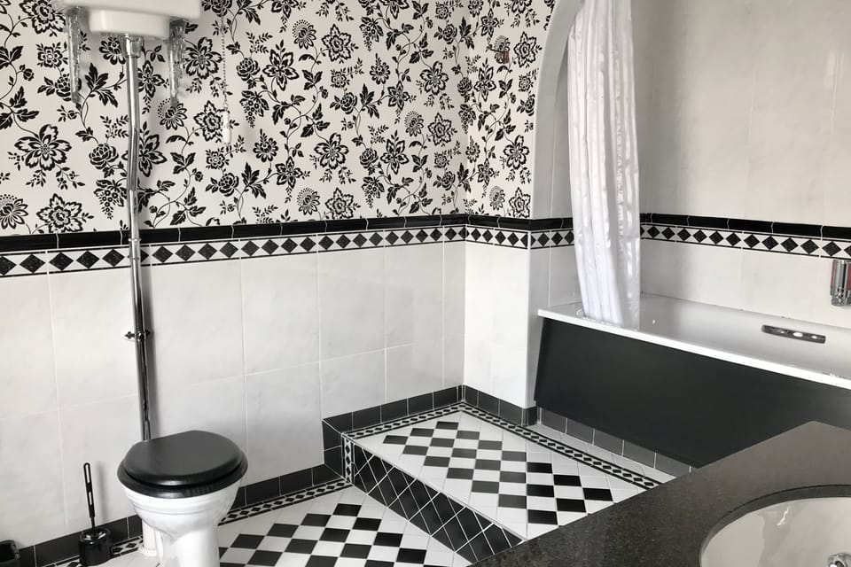 Executive Room | Bathroom | Bathtub, hair dryer, towels