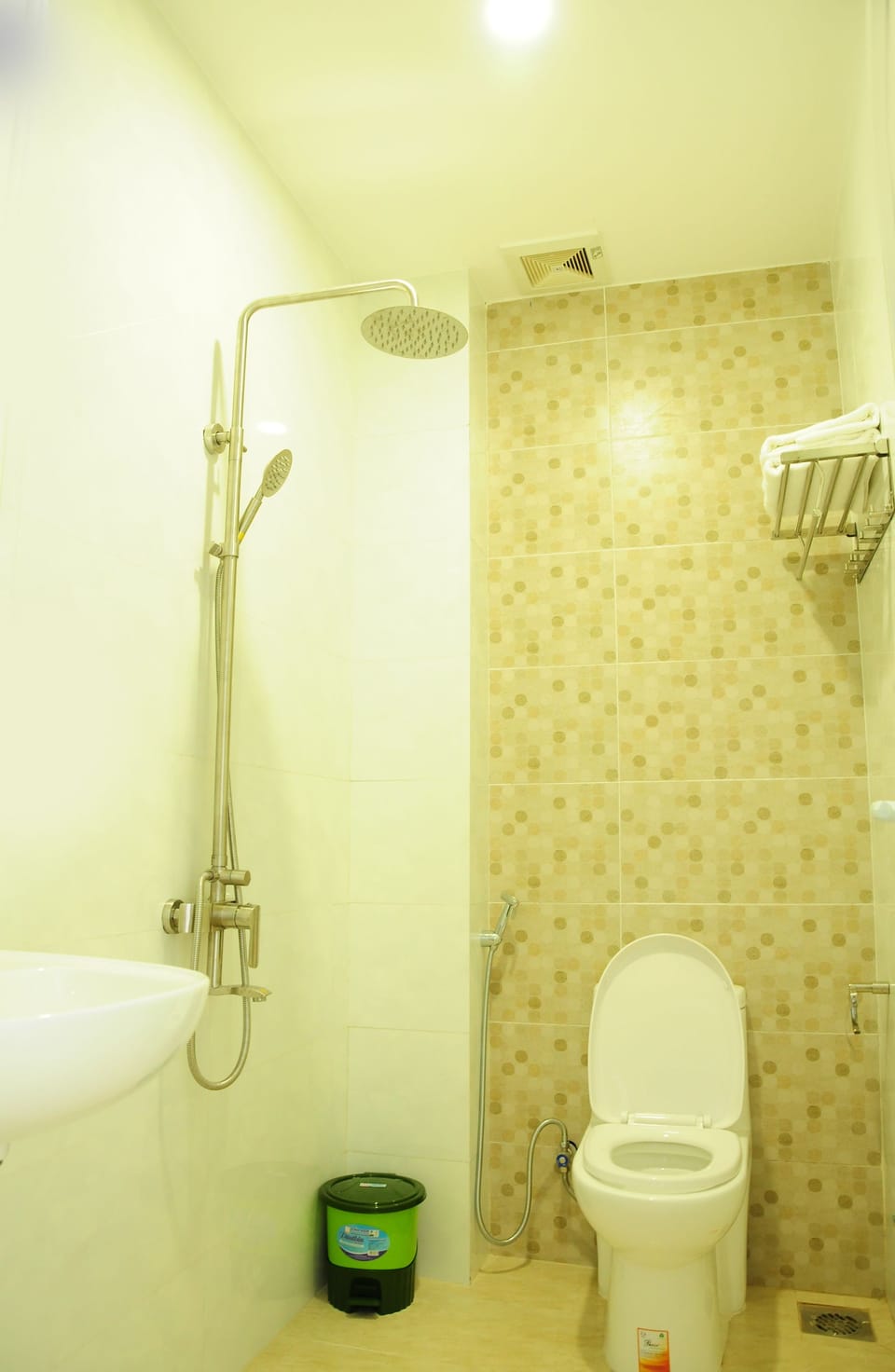 Shower, rainfall showerhead, free toiletries, hair dryer