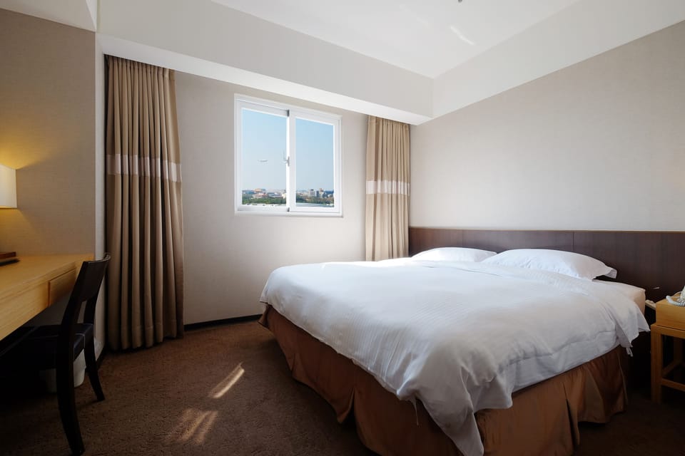Executive Room, 1 Queen Bed, Corner | Down comforters, in-room safe, desk, blackout drapes