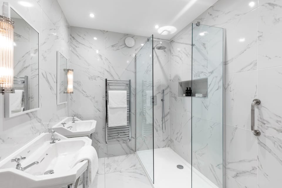 Deluxe Double Room, 1 Bedroom, Pets Not Allowed | Bathroom | Combined shower/tub, free toiletries, hair dryer, towels