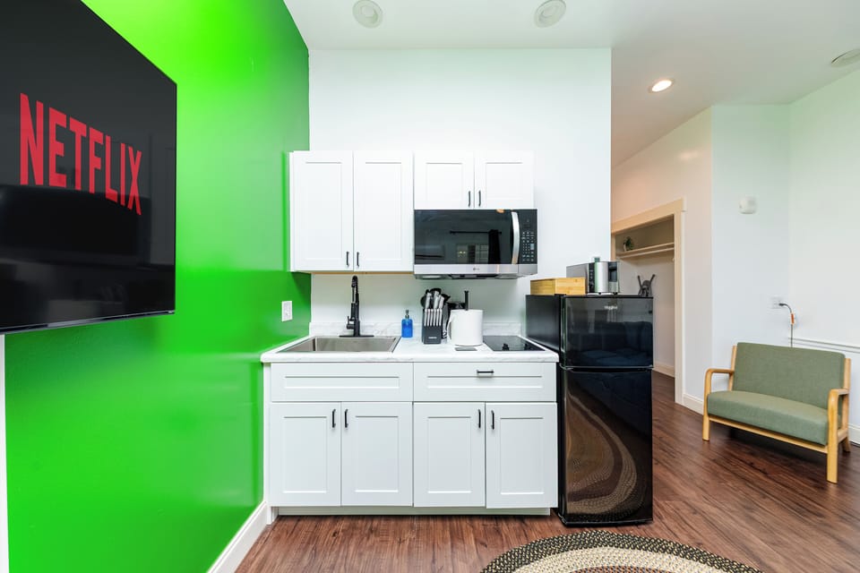 Queen Studio, Non Smoking, Refrigerator & Microwave, Kitchenette | Private kitchen | Fridge, microwave, oven, dishwasher