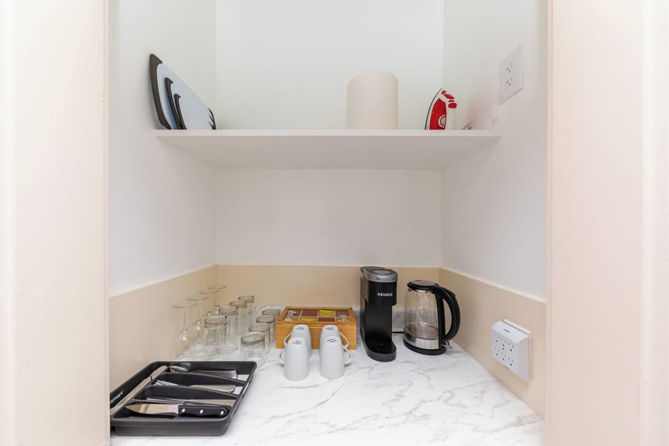 Standard King Room with Kitchenette | Private kitchenette | Fridge, microwave, oven, dishwasher