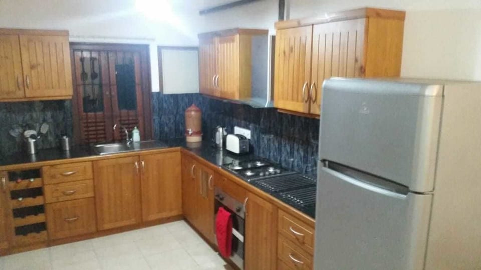 Stovetop, electric kettle, cookware/dishes/utensils