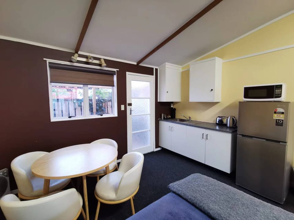 Studio Unit 2A with Single Person Tub | In-room dining