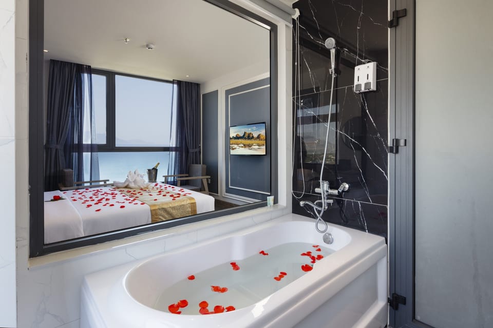 Luxury Double Room, Ocean View | Bathroom | Free toiletries, hair dryer, slippers, bidet