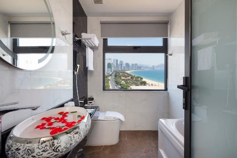 Suite, Bathtub, Ocean View | Bathroom | Free toiletries, hair dryer, slippers, bidet