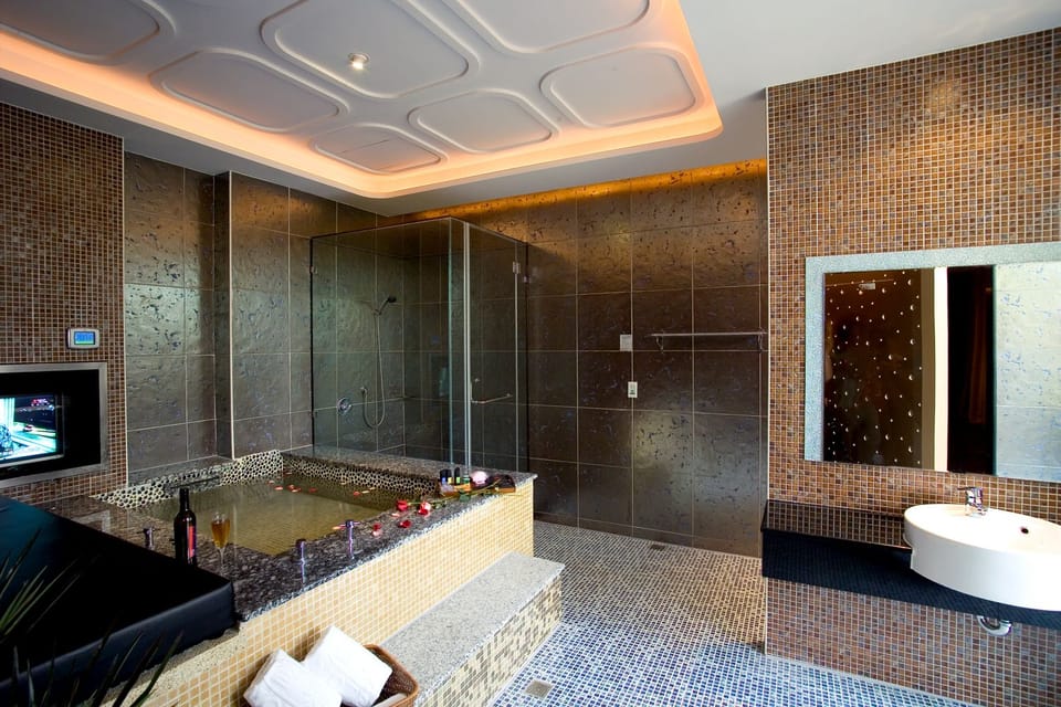 Separate tub and shower, free toiletries, hair dryer, slippers