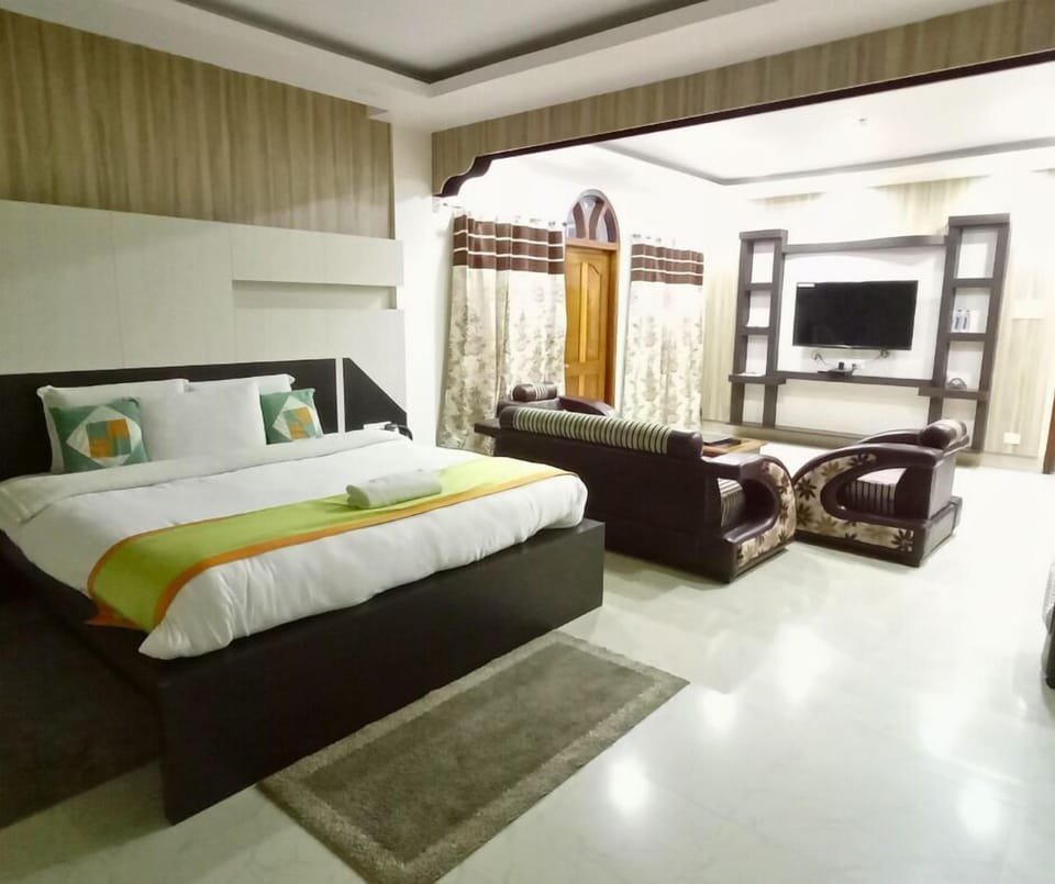 Executive Suite | Egyptian cotton sheets, premium bedding, blackout drapes, soundproofing