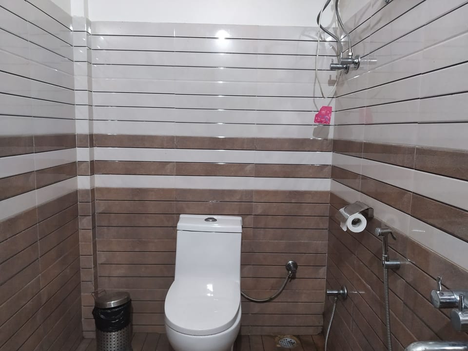 Deluxe Room | Bathroom | Shower, rainfall showerhead, slippers, towels