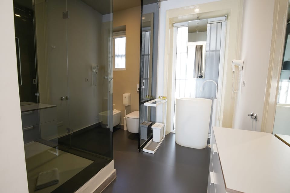 Deluxe Double or Twin Room | Bathroom | Shower, rainfall showerhead, free toiletries, hair dryer