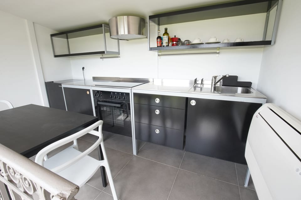 Premium Studio Suite | Private kitchen | Espresso maker, coffee/tea maker, electric kettle