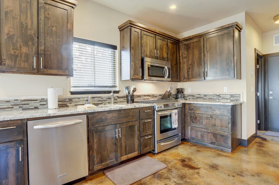 House, 2 Bedrooms | Private kitchen | Fridge, microwave, oven, stovetop