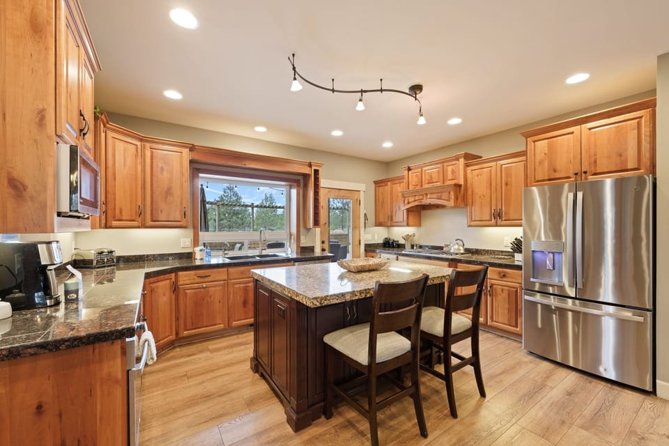House, 5 Bedrooms | Private kitchen | Fridge, microwave, oven, stovetop