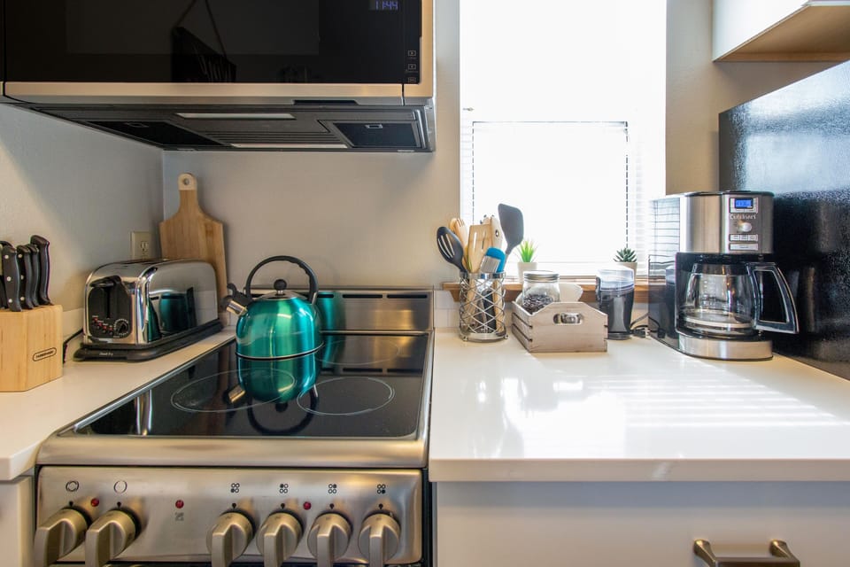 Condo, 1 Bedroom | Private kitchen | Fridge, oven, coffee/tea maker, toaster