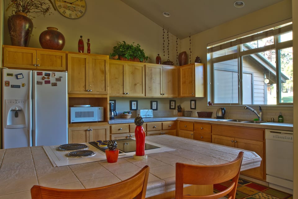 Condo, 3 Bedrooms | Private kitchen | Fridge, oven, coffee/tea maker, toaster