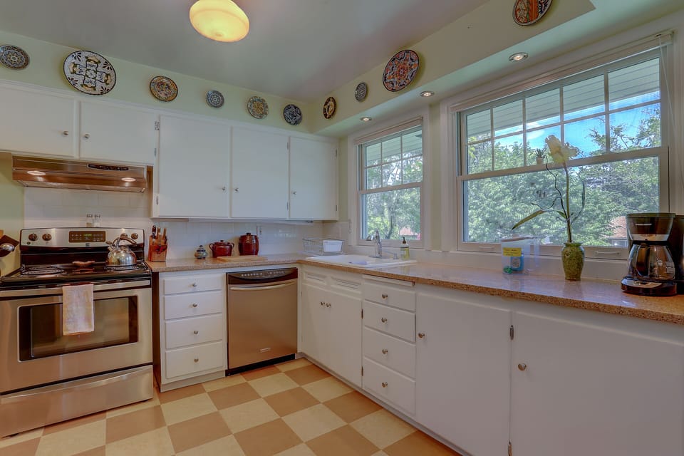 House, 2 Bedrooms | Private kitchen | Fridge, microwave, oven, stovetop