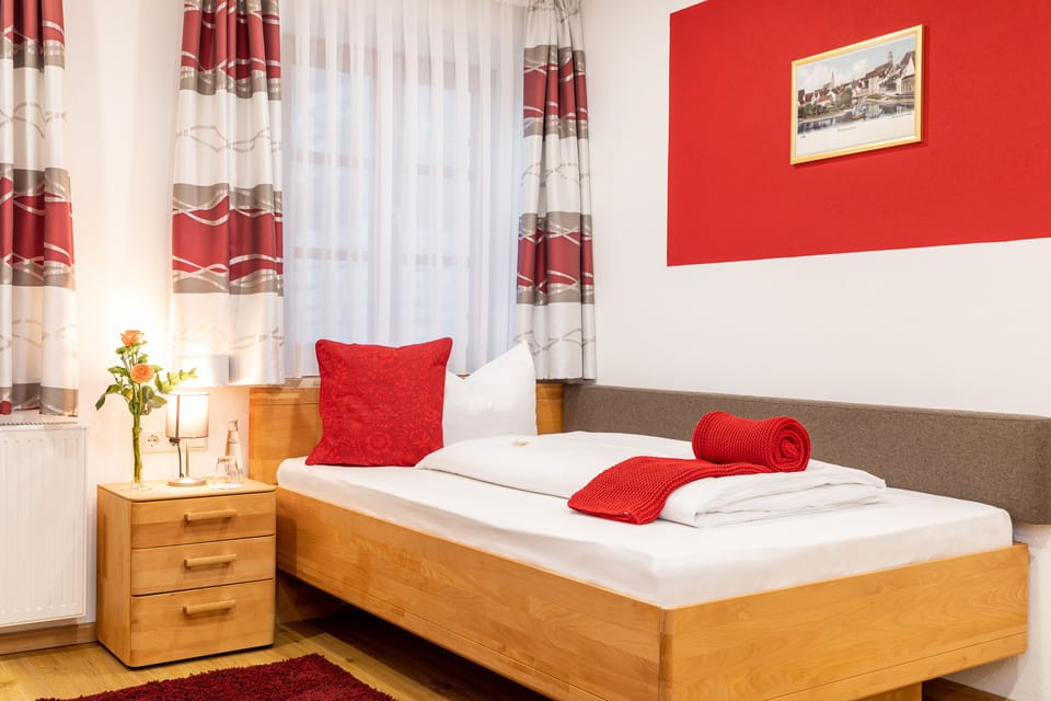 Hypo-allergenic bedding, desk, free WiFi, bed sheets