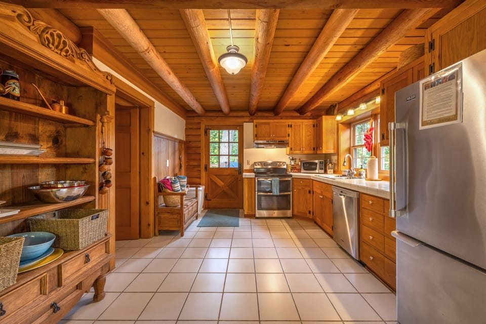 Cabin, 3 Bedrooms | Private kitchen | Fridge, oven, coffee/tea maker, electric kettle