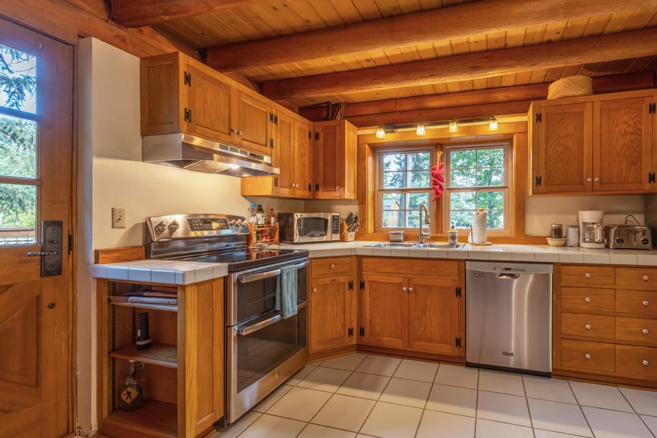 Cabin, 3 Bedrooms | Private kitchen | Fridge, oven, coffee/tea maker, electric kettle