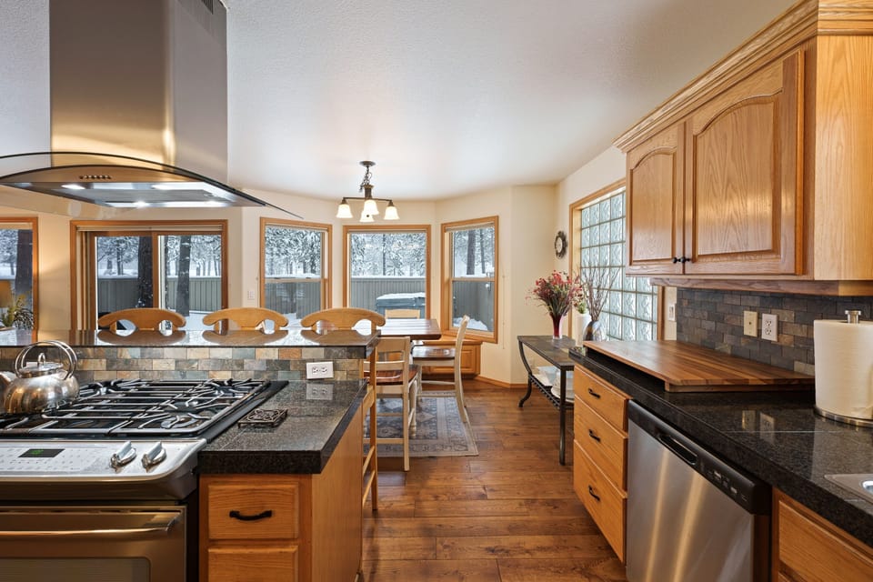 House, 5 Bedrooms | Private kitchen | Fridge, microwave, oven, stovetop