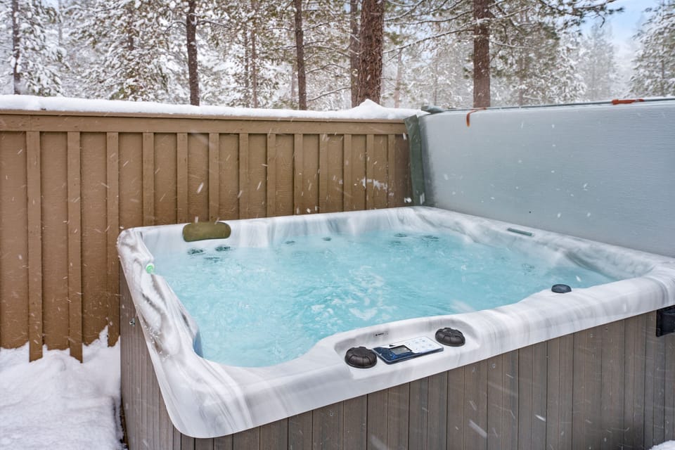 House, 5 Bedrooms | Outdoor spa tub