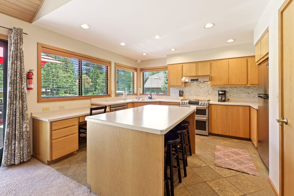 House, 3 Bedrooms | Private kitchen | Fridge, microwave, oven, stovetop