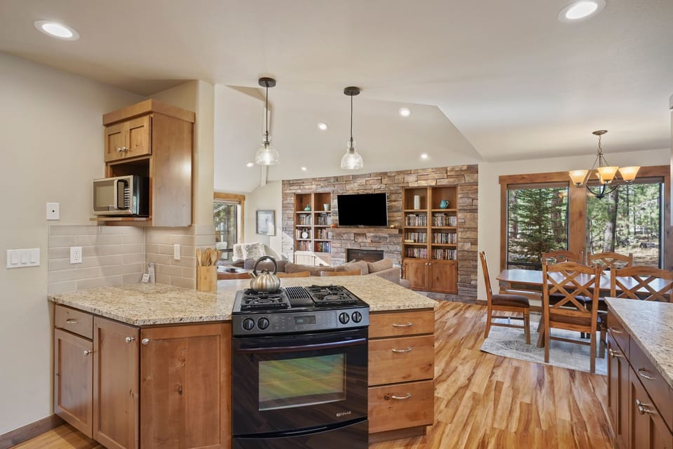 House, 4 Bedrooms | Private kitchen | Fridge, oven, coffee/tea maker, toaster