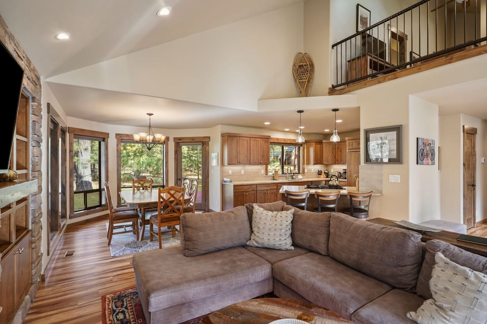 House, 4 Bedrooms | Living room