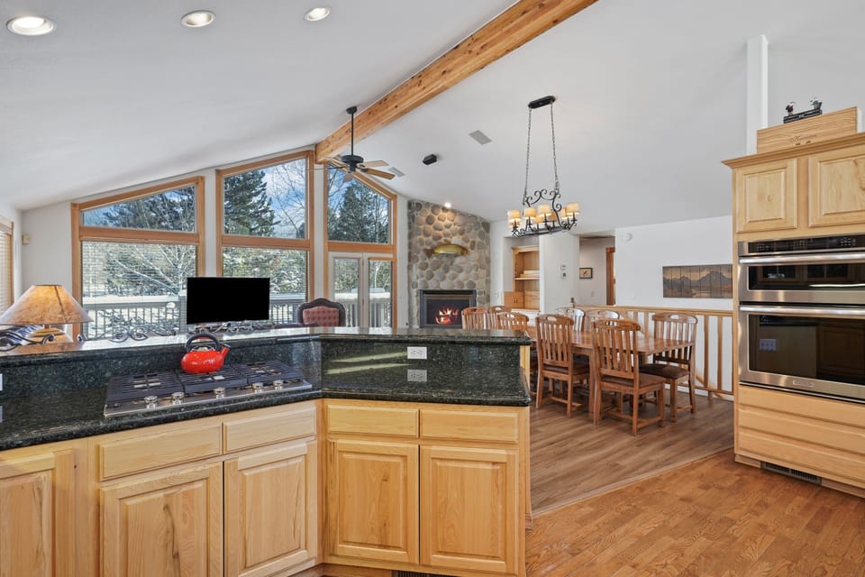 House, 4 Bedrooms | Private kitchen | Fridge, microwave, oven, stovetop