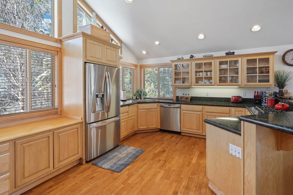 House, 4 Bedrooms | Private kitchen | Fridge, microwave, oven, stovetop
