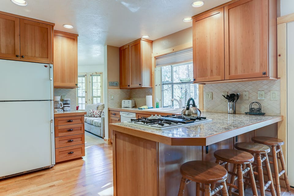 House, 4 Bedrooms | Private kitchen | Fridge, microwave, oven, stovetop