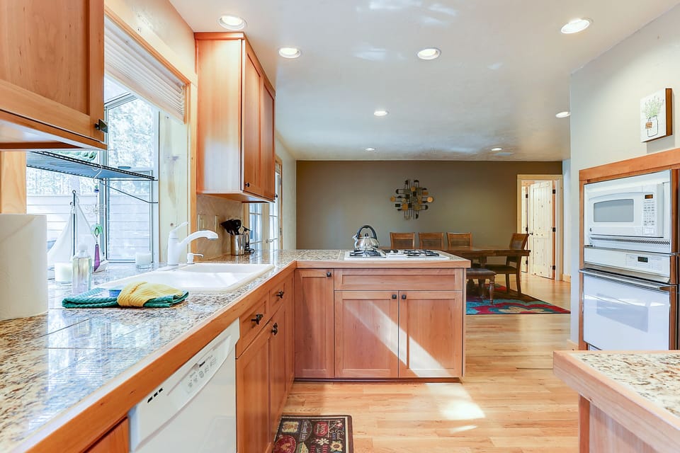 House, 4 Bedrooms | Private kitchen | Fridge, microwave, oven, stovetop
