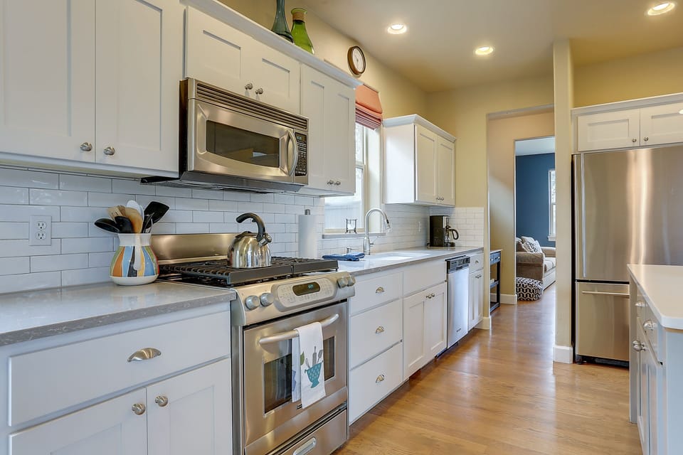 House, 3 Bedrooms | Private kitchen | Fridge, microwave, oven, stovetop