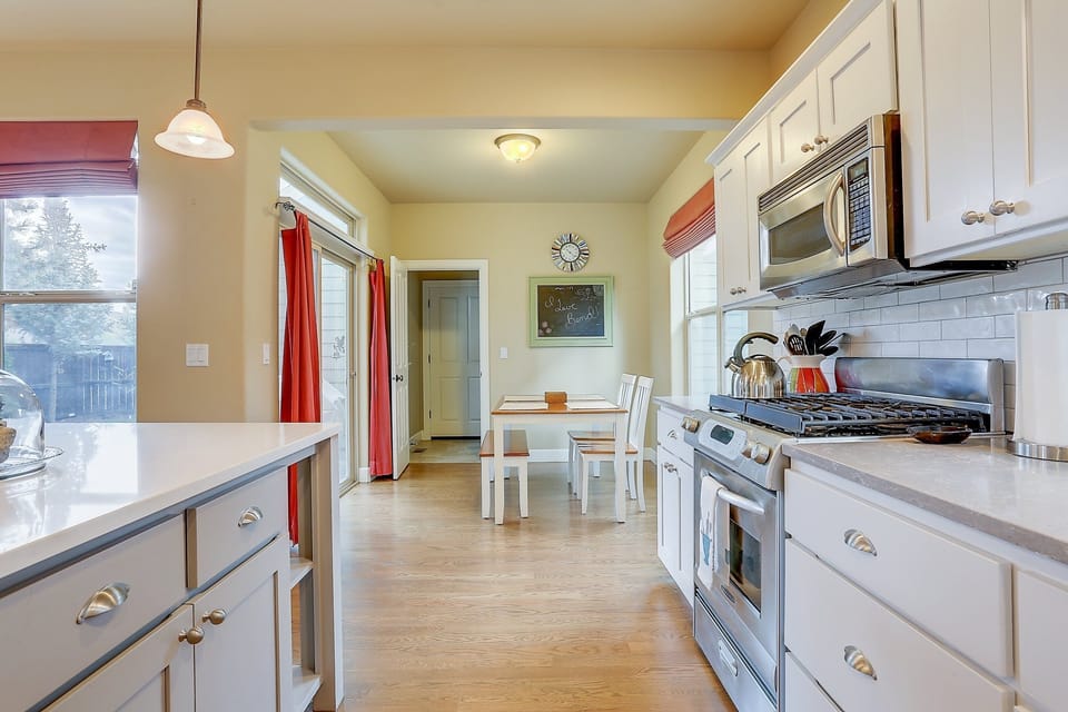 House, 3 Bedrooms | Private kitchen | Fridge, microwave, oven, stovetop