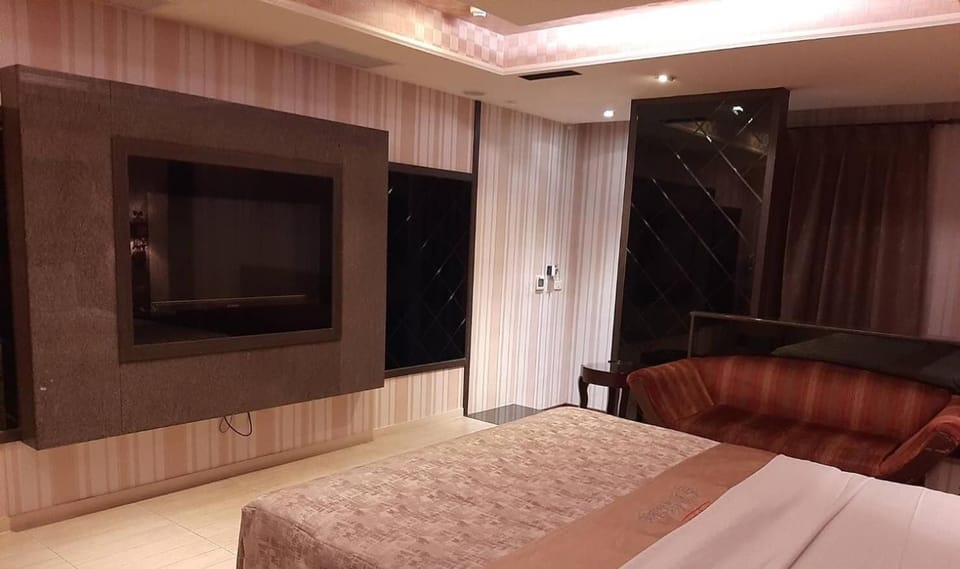 Desk, blackout drapes, free WiFi, bed sheets