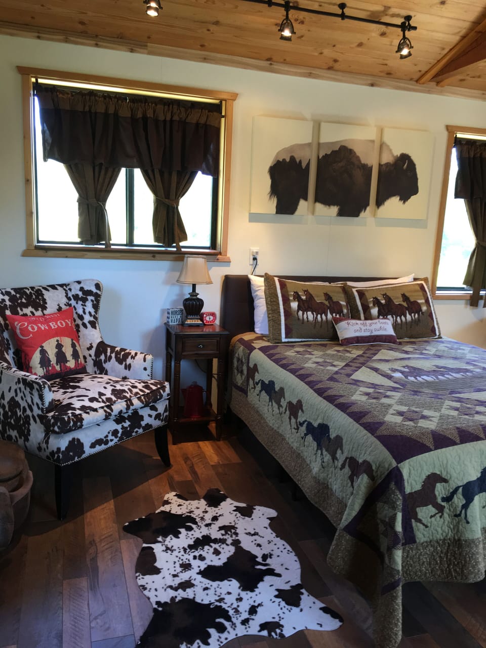 Queen size bed & comfortable chair 