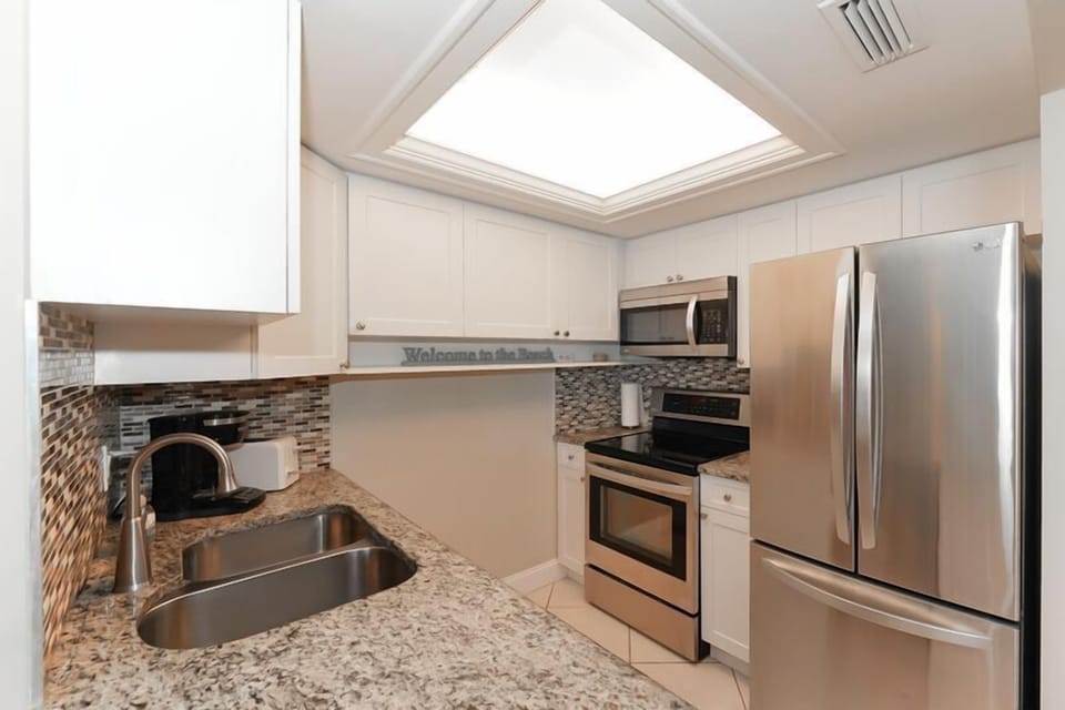Modern, fully equipped kitchen with granite counters and all stainless appliances