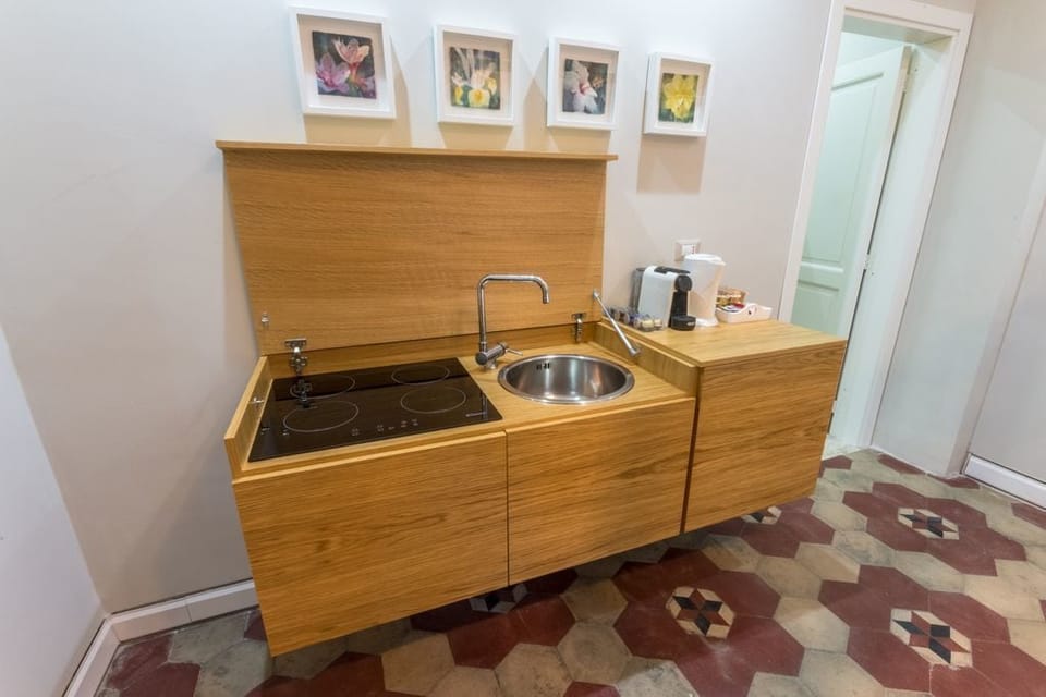 Studio Suite, Garden Area | Private kitchenette | Fridge