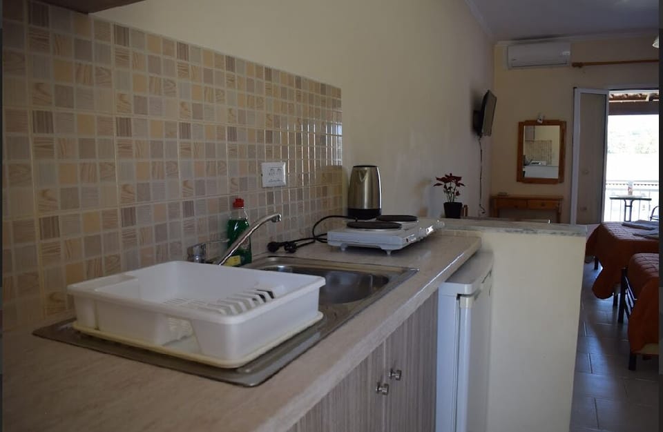 Desk, laptop workspace, cribs/infant beds, rollaway beds