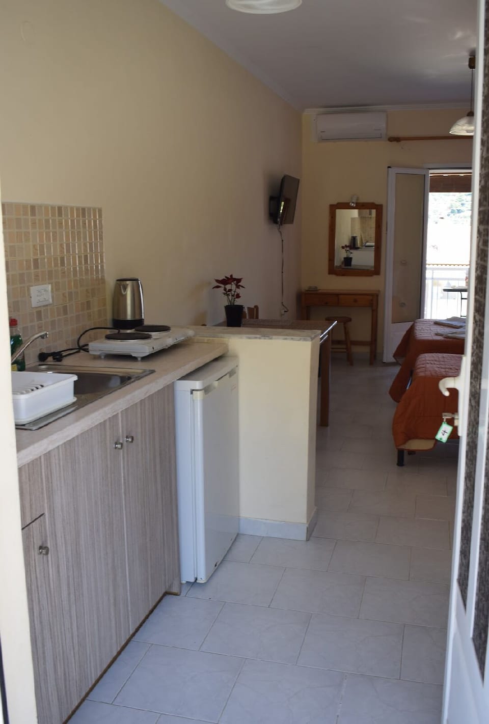 Desk, laptop workspace, cribs/infant beds, rollaway beds